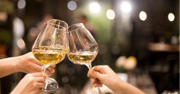 成人祝いのプレゼントでは「お酒」が人気