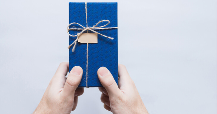 成人祝いのプレゼント、金額相場はどのくらい?