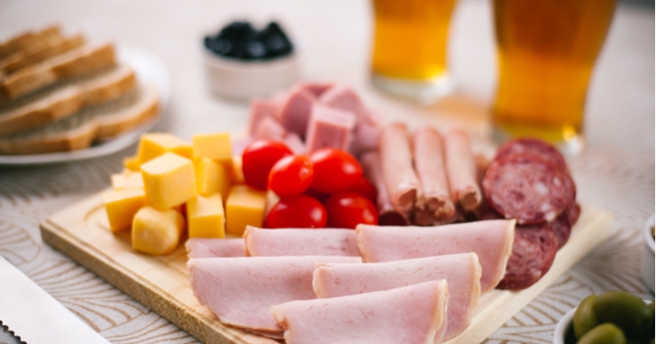 ビールや赤ワインと相性良し!お肉のおつまみをプレゼント